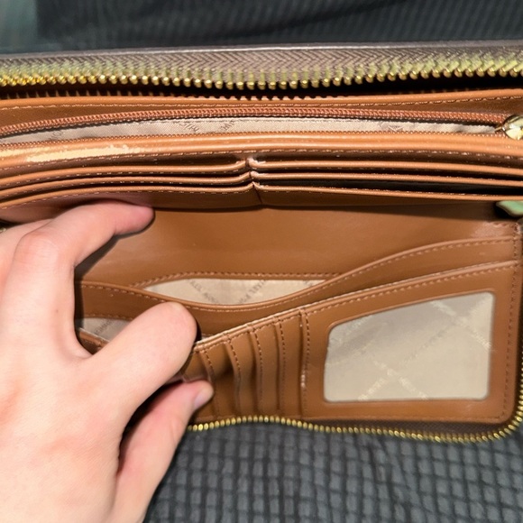 MICHAEL KORS
Jet Set Travel Large Logo Quarter-Zip Wallet🩵 - Picture 6 of 7